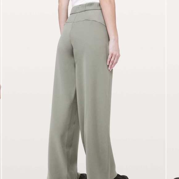 NWT Lululemon On The Fly Pant *Wide Leg Woven 31.5"
Grey Sage - Picture 2 of 12